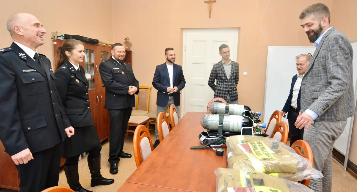 W Urzędzie Miejskim burmistrz Karol Nawrot przekazał druhom OSP Padniewo nowy sprzęt do działań ratowniczo-gaśniczych. Przedstawiciele OSP Padniewo z prezesem dh. Marcinem Zacharenko odebrali dwa aparaty powietrzne izolujące auer oraz dwa ubrania specjalne do działań ratowniczo-gaśniczych. Łączna wartość to ponad 20 tys. zł.   fot. Marcin Zieliński