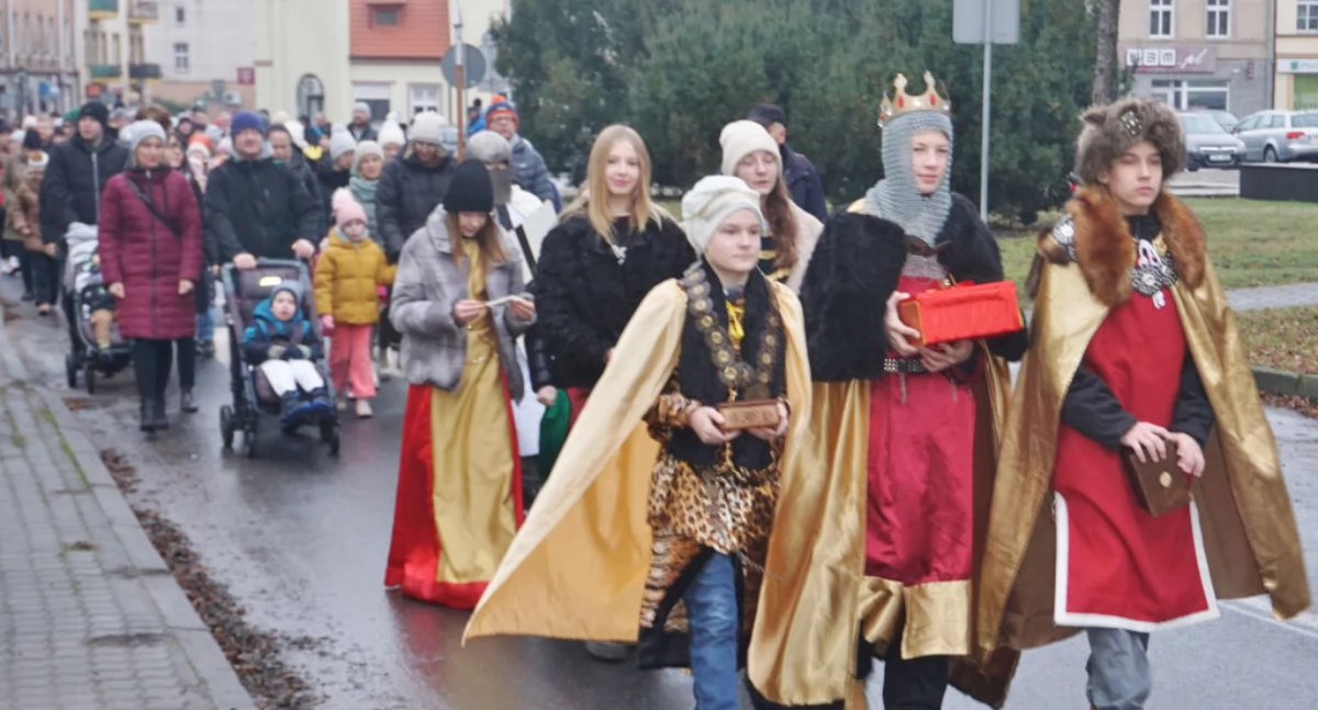 Życie miast i wsi, Orszak Trzech Króli przeszedł mogileńskiego rynku klasztoru (zdjęcia) - zdjęcie, fotografia
