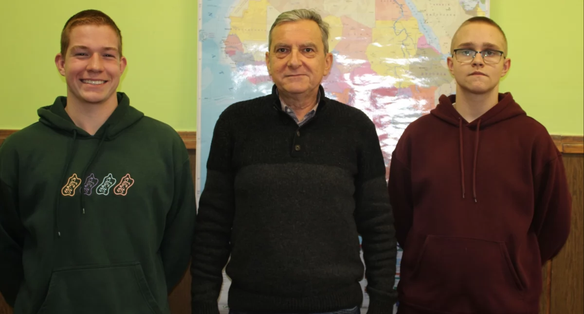 Eliasz Szurlej (z lewej) i Bartosz Budny (z prawej) przygotowują się do olimpiady pod kierunkiem Pawła Marczewskiego fot. ZS Strzelno