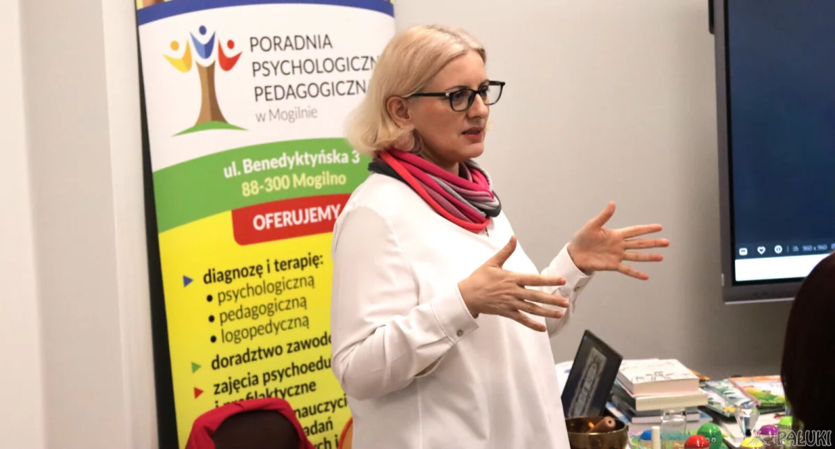 Spotkanie prowadziła pedagożka Agnieszka Stoińska, która dzieliła się z obecnymi swoją wiedzą oraz praktycznymi wskazówkami fot. Paweł Lachowicz