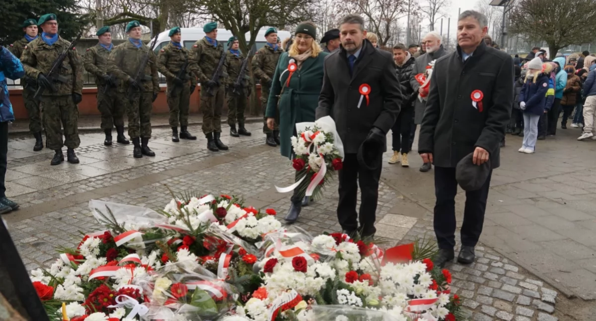 Marta Puzio oraz Paweł i Roman Kurkowie ze Szczepanowa składają wiązankę  podczas uroczystości upamiętniających Powstanie Wielkopolskie. fot. Karol Gapiński