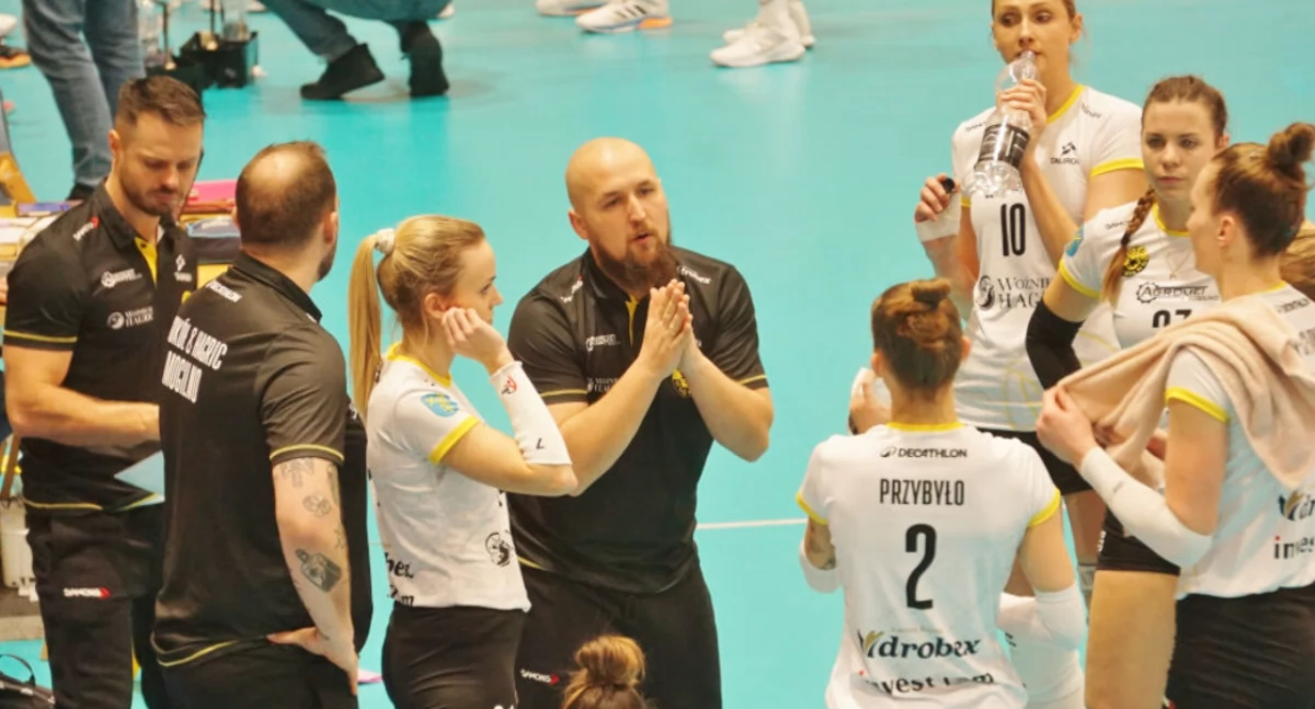 Sokolanki i uwagi trenerów przed kolejnym setem   fot. Marek Holak