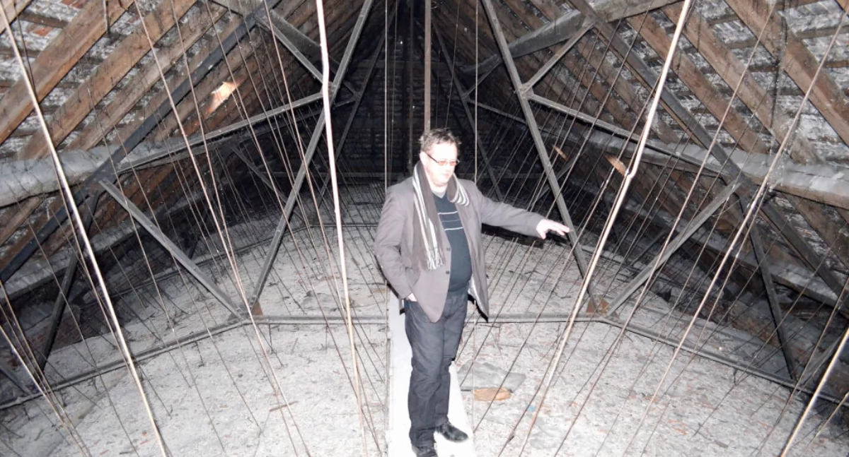 2012 rok. Jan Szymański stoi na podwieszanym suficie, na poddaszu kina Wawrzyn, które 13 lat temu przechodziło kapitalną modernizację   fot archiwum Paluk
