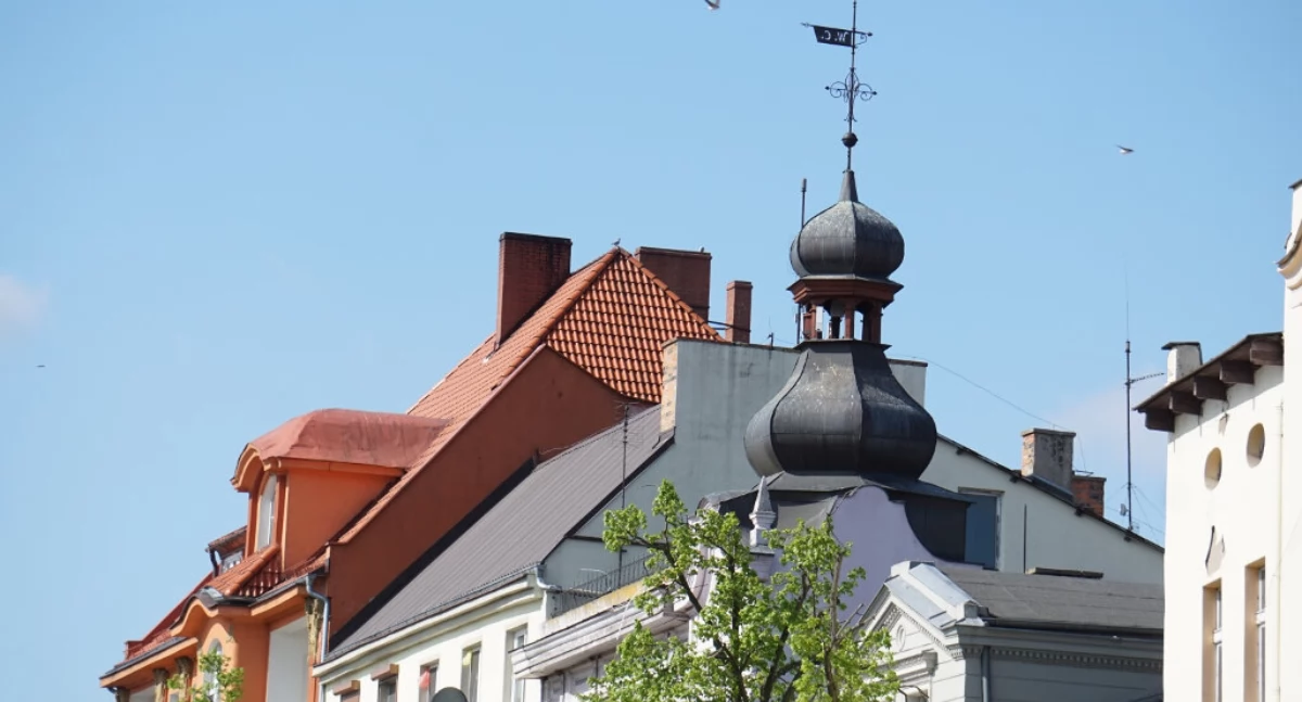 Fragment zabudowy placu Wolności w Mogilnie z charakterystyczną wieżyczką na jednej z kamienic   fot. Marek Holak