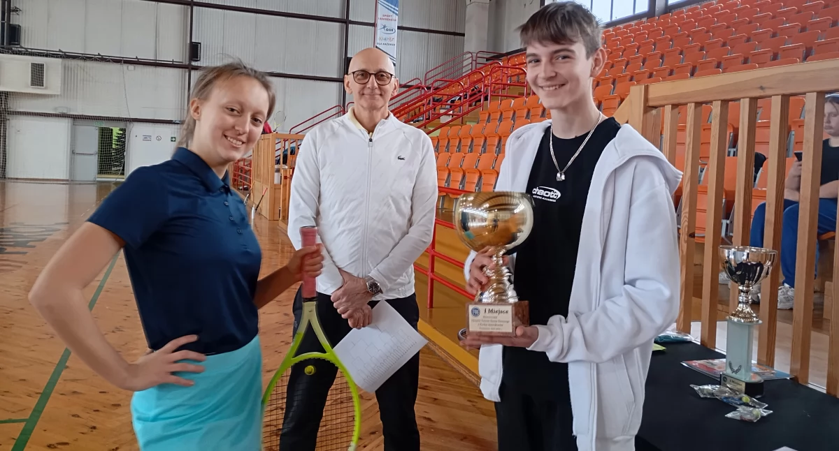 Zwycięzcy w obu kategoriach Oliwia Adamska i Karol Gotowiecki z trenerem Marianem Lipińskim fot. nadesłane