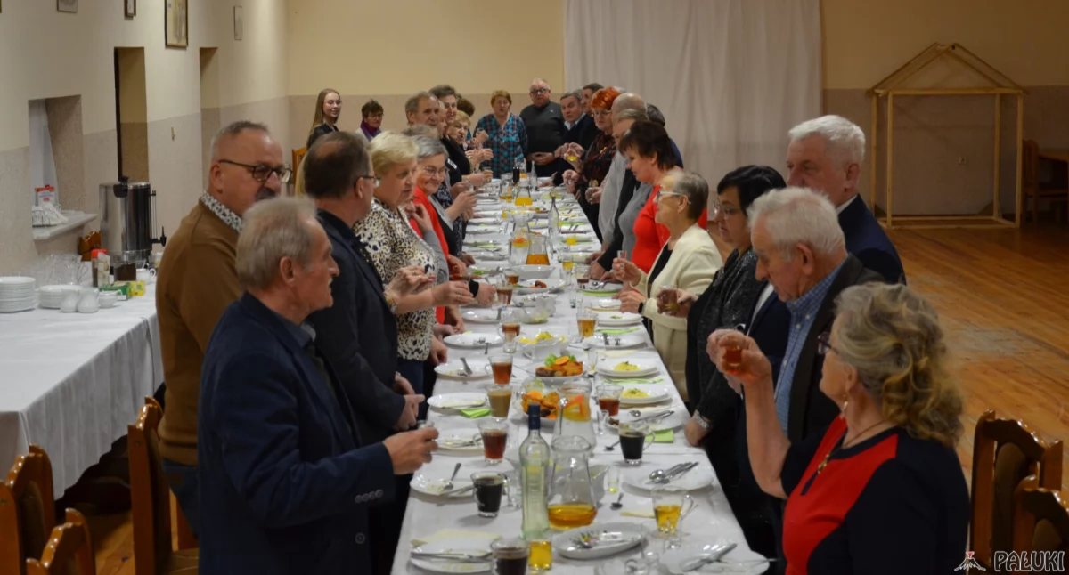 Za zdrowie wypito lampkę szampana i odśpiewano 