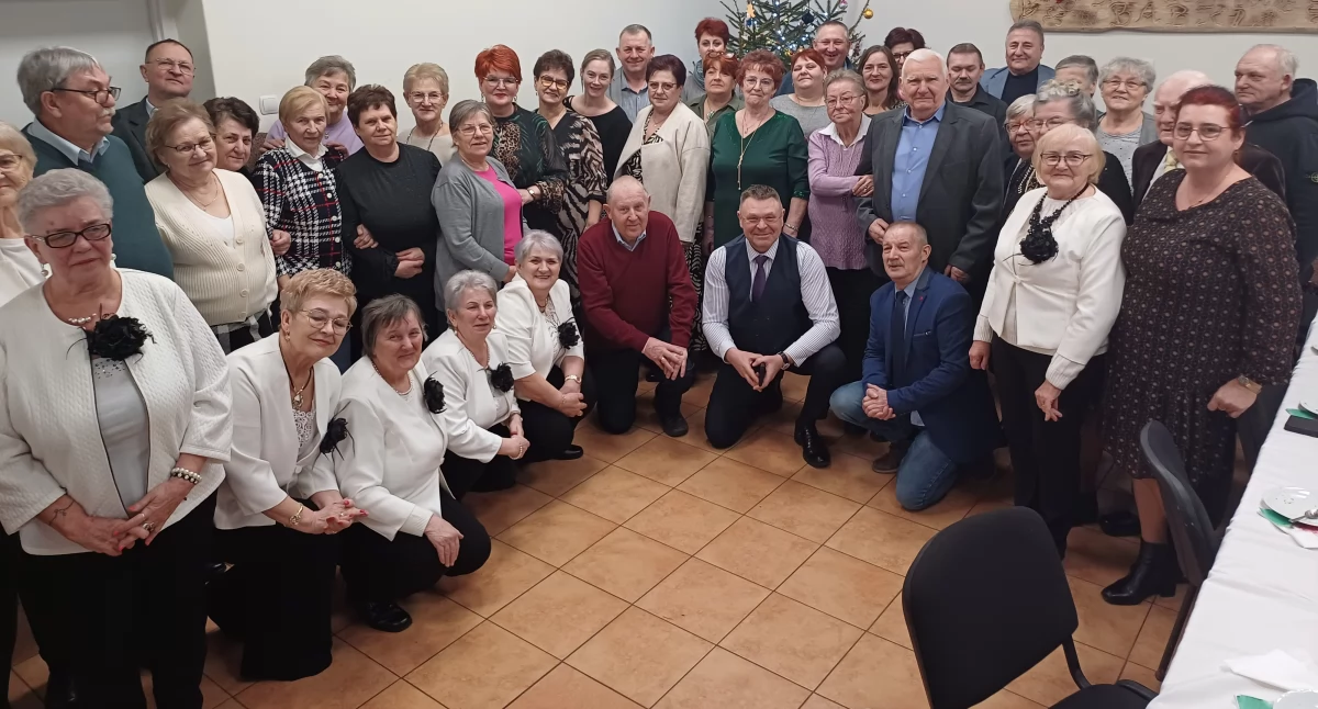 Seniorzy z sołectwa Bronisław z zaproszonymi gośćmi fot. nadesłane