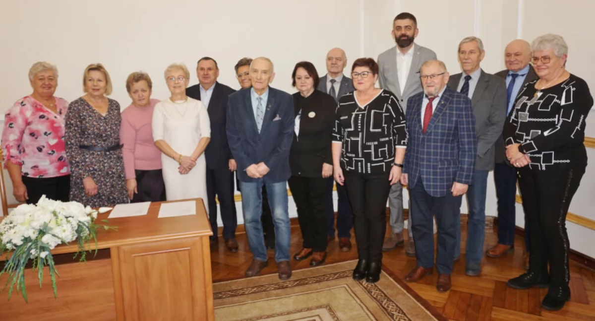 13-osobowa Mogileńska Rada Seniorów z burmistrzem Karolem Nawrotem i przewodniczącym Rady Miejskiej Paweł Molenda   fot. Marek Holak