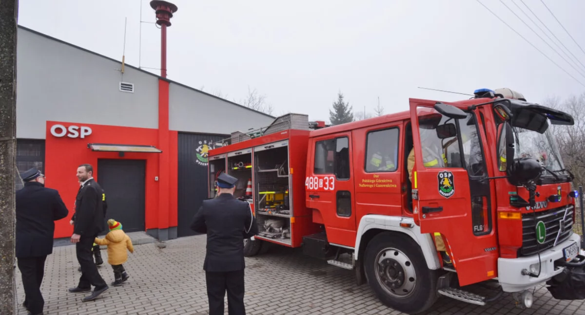 Średni samochód ratowniczo-gaśniczy volvo został przekazany z OSP w Wylatowie do OSP we Wszedniu   fot. Marcin Zieliński