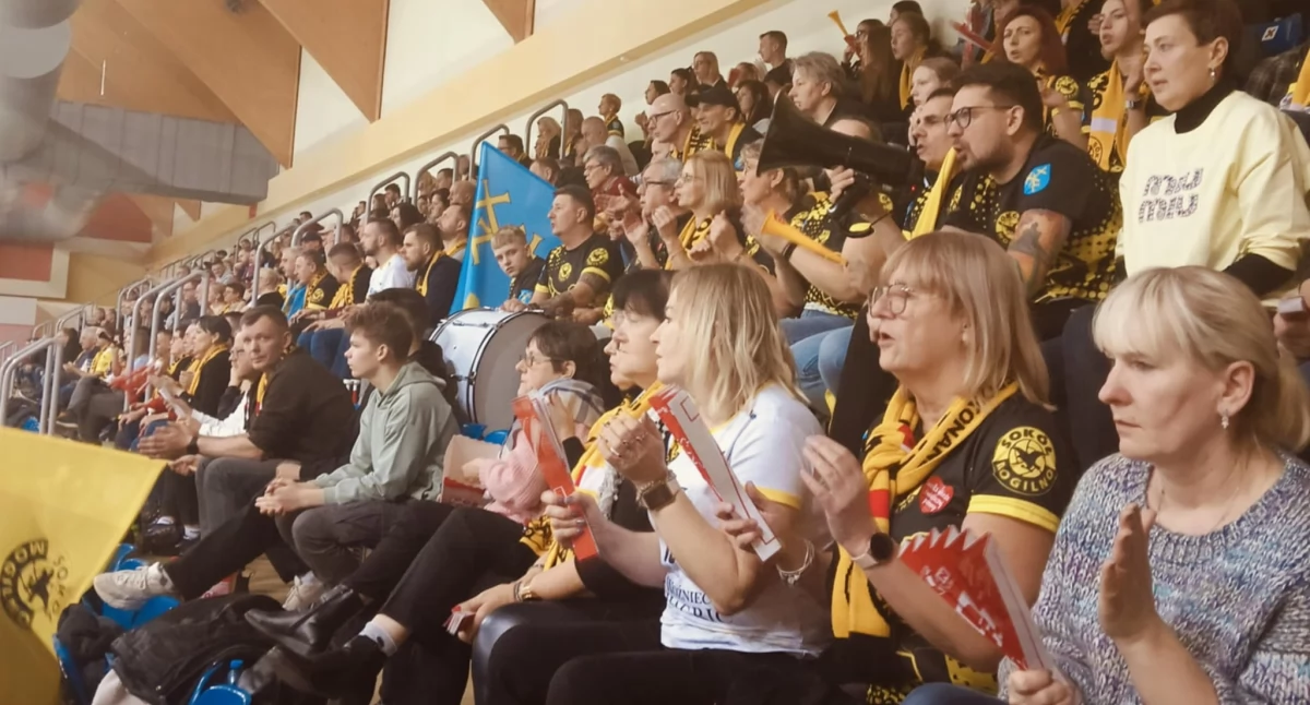 Na trybunach hali w Kaliszu było mnóstwo kibiców Sokoła z Mogilna i okolic. Sokolanki czuły się, jakby grały we własnej hali