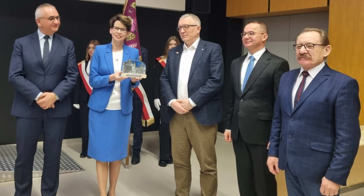 Członkowie Zarządu Stowarzyszenia z otrzymaną z rąk prorektora UAM w Poznaniu prof. Rafała Witkowskiego statuetką Amicus Universitatis fot. nadesłane