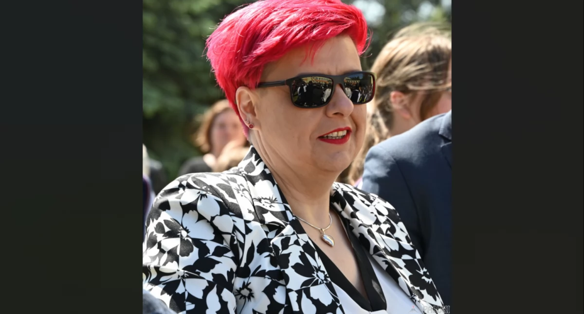 Zaprojektowany przez panią wójt gminy Dąbrowa Agnieszkę Ziółkowską budżet gminy na 2025 rok radni przyjęli jednogłośnie fot. Magdalena Lachowicz