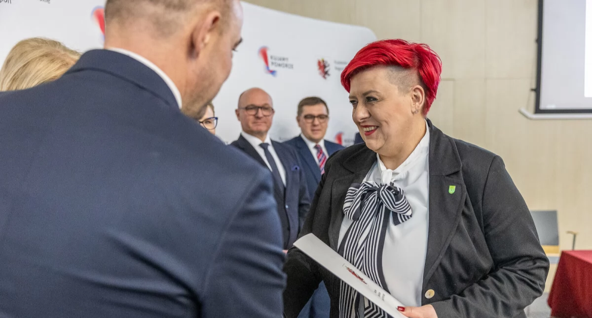 Umowę w Urzędzie Marszałkowskim w Toruniu w imieniu całej gminy odebrała wójcini Agnieszka Ziółkowska fot. Szymon Zdziebło dla UMWKP