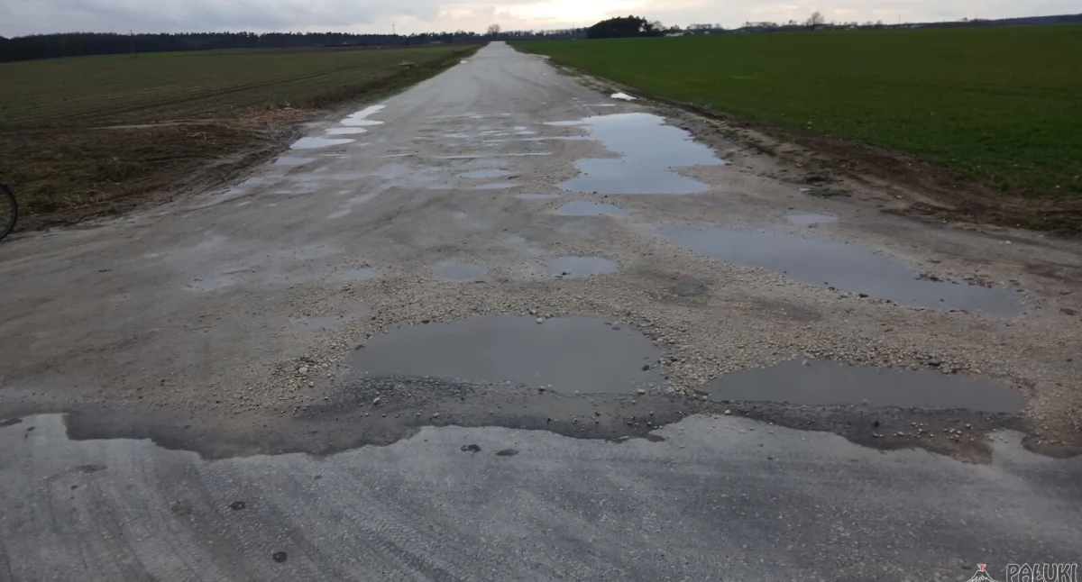 Część drogi w kierunku Cienciska - Wybudowania jest w opłakanym stanie fot. Magdalena Lachowicz