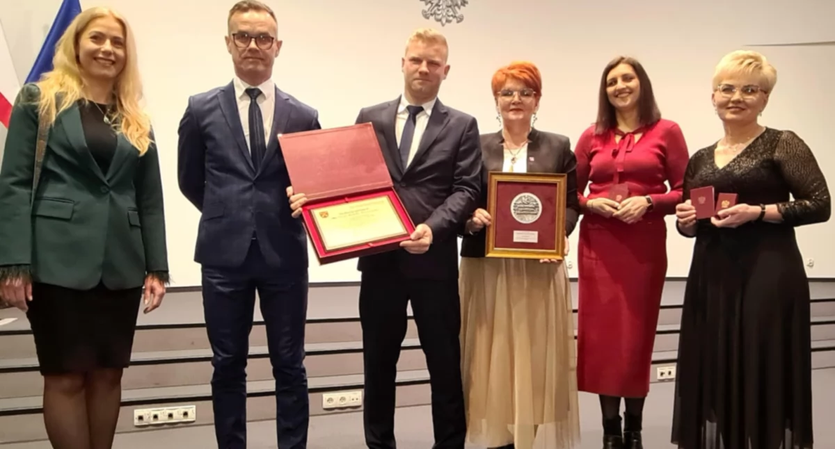 Odznaczone medalem Zasłużony dla Rolnictwa członkinie KGW Łąkie od prawej: Donata Kulpa i Katarzyna Mateńko, dalej Emilia Walkowiak, która odznaczona została medalem marszałka Piotra Całbeckiego Unitas Durat Palatinatus Cuiaviano- Pomeraniensis oraz Rafał Kasprzak z Bożejewic nominowany do nagrody Rolnik Pomorza i Kujaw z wiceburmistrzem Piotrem Lessnau i radną gminną Justyną Bogacz fot. z arch. Emilii Walkowiak