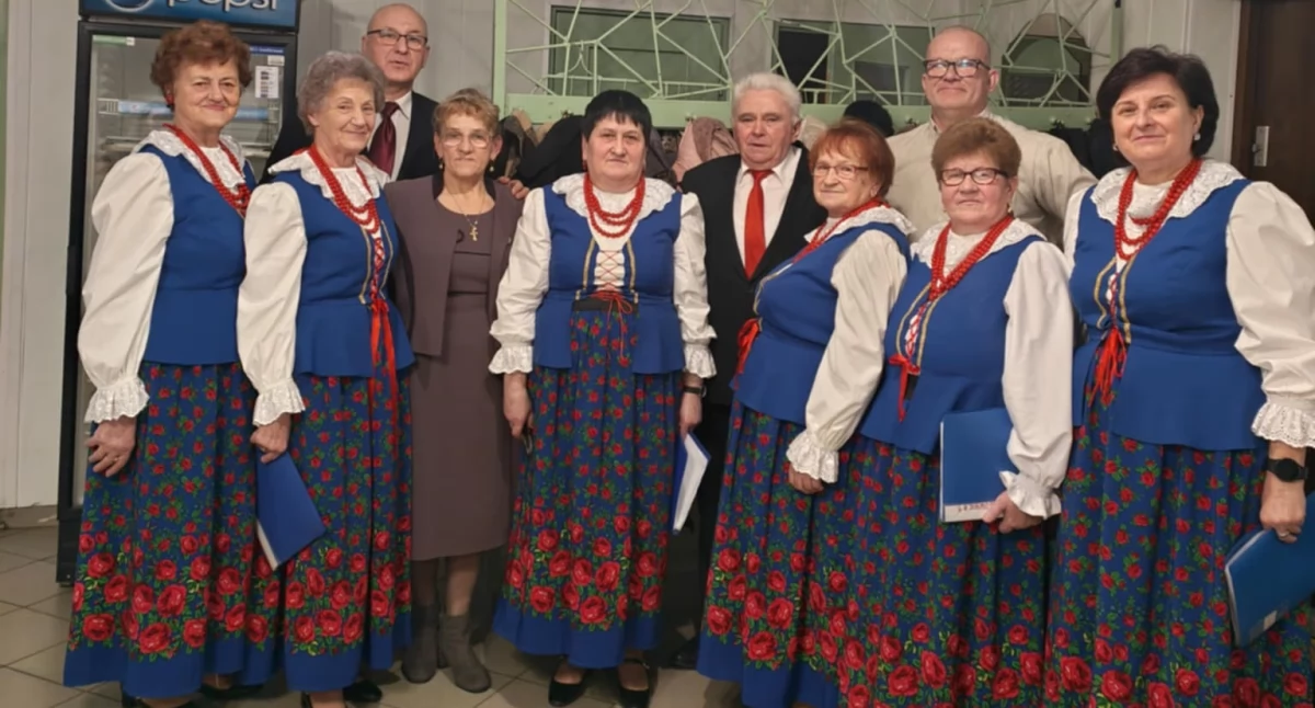 Zespół Kalina z Chabska z organizatorem spotkania sołtysem Mirosławem Leszczyńskim fot. nadesłane