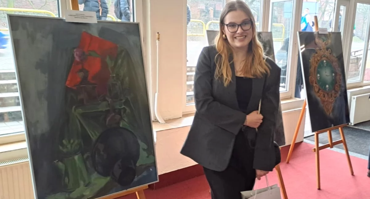 Wyróżniona w konkursie Agata Smolak podczas gali wręczenia nagród fot. ZS Strzelno