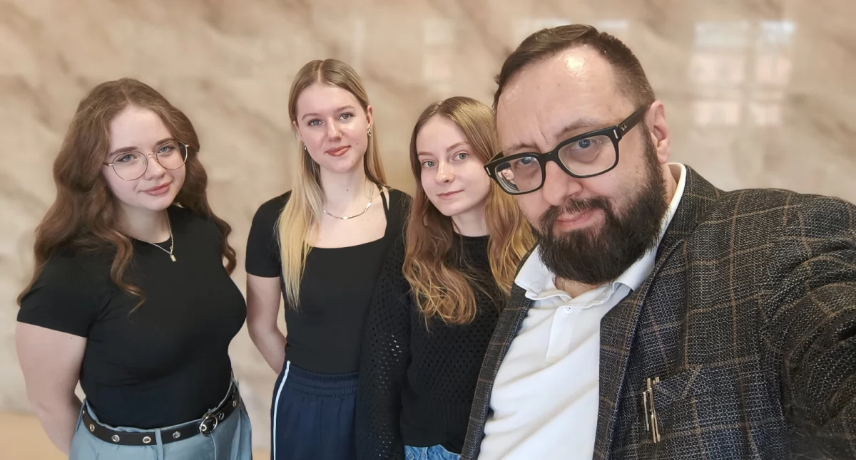 Finalistki olimpiady z koordynatorem szkolnym Markiem Kwiatkowskim fot. ZS Mogilno