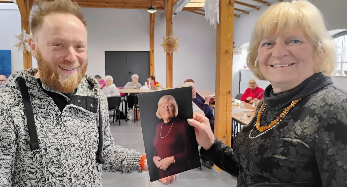 Urszula Drygalska odbiera z rąk Filipa Klameckiego swoją fotografię fot. nadesłane