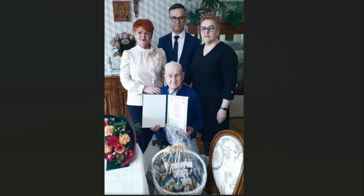Dostojny Jubilat Kazimierz Mazgaj z wiceburmistrzem Piotrem Lessnau, przewodniczącą Rady Miejskiej Emilią Walkowiak i kierowniczką USC Joanną Stranc fot. nadesłane