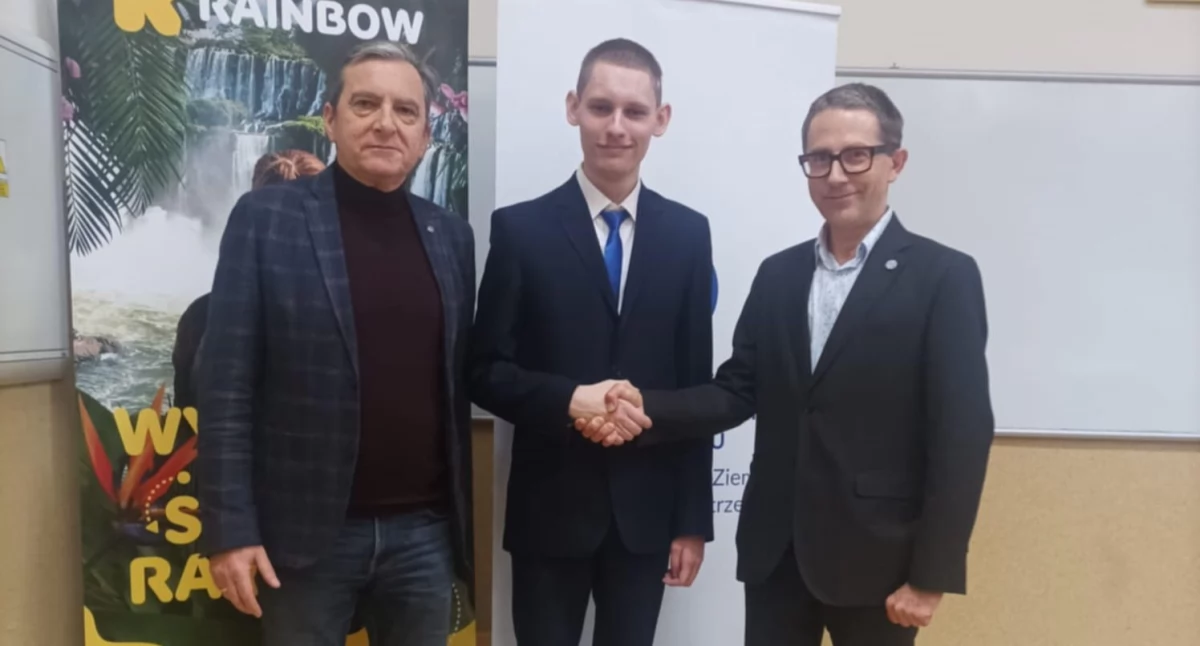 Marcel Sadowski z nauczycielem geografii Pawłem Marczewskim (z lewej) oraz prof. Przemysławem Charzyńskim fot. nadesłane 