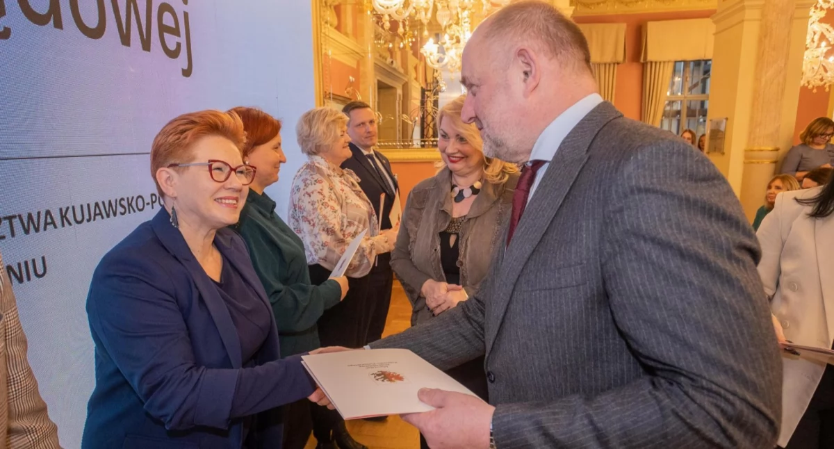 Nominacje z rąk marszałka Piotra Całbeckiego odbiera radna gminy Dąbrowa Violetta Stokfisz fot. Mikołaj Kuras dla UMWKP