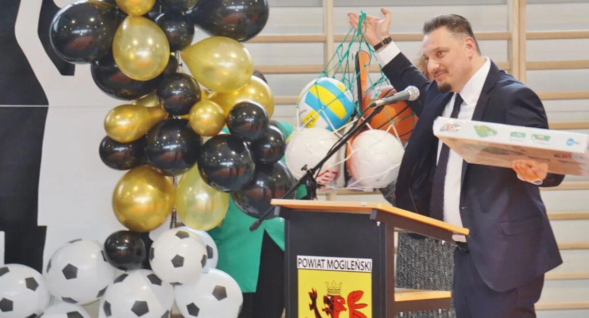 Na ręce dyrektora ZPS w Szerzawach Jacka Kubiaka spłynęło wiele gratulacji, upominków i życzenia dalszego spełniania marzeń, takich jak budowa hali sportowej   fot. Marek Holak