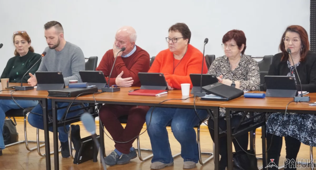 W tej grupie radnych Rady Miejskiej w Mogilnie tylko Przemysław Majcherkiewicz nie łączy mandatu radnego z kierowaniem zarządem osiedla bądź sołectwem, dlatego może spokojnie brać udział w środowym głosowaniu   fot. Marek Holak