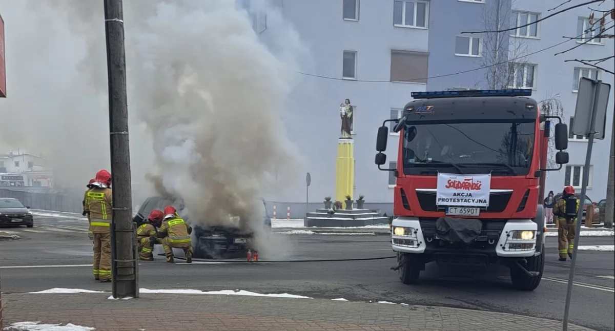 Pożar vw golfa na skrzyżowaniu ulic: 900-lecia, Kasprowicza i Kasztanowej w Mogilnie gasili strażacy   fot. KPP w Mogilnie
