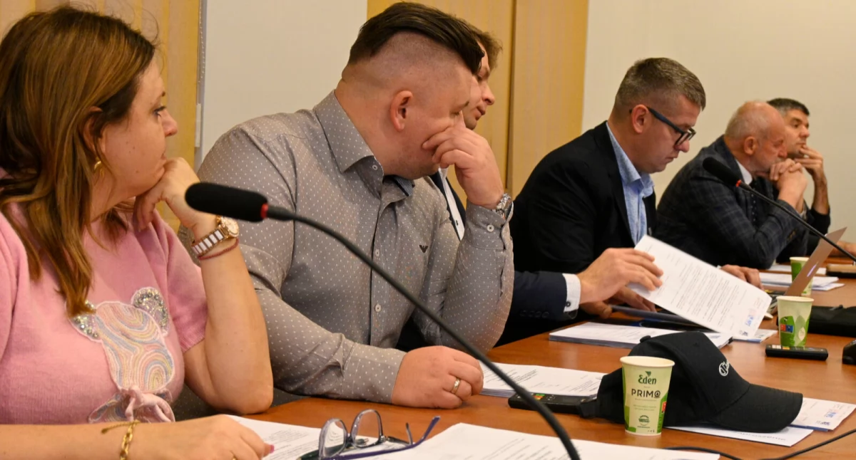 Podczas sesji 14 obecnych radnych jednogłośnie podjęło uchwały dotyczące zmian w oświacie gminnej. W sesji nie uczestniczył radny Andrzej Lisiecki fot. Magdalena Lachowicz