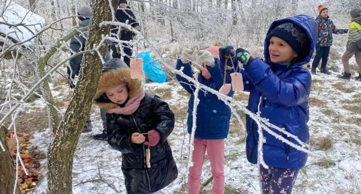 Dla ptaków zawieszali na drzewach plastry słoniny   fot. nadesłane