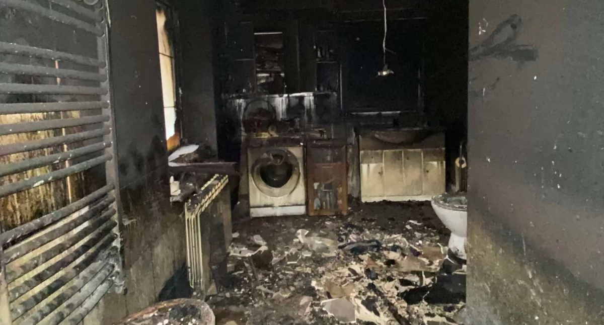 Łazienka w domu jednorodzinnym jest całkowicie spalona fot. z arch. rodziny