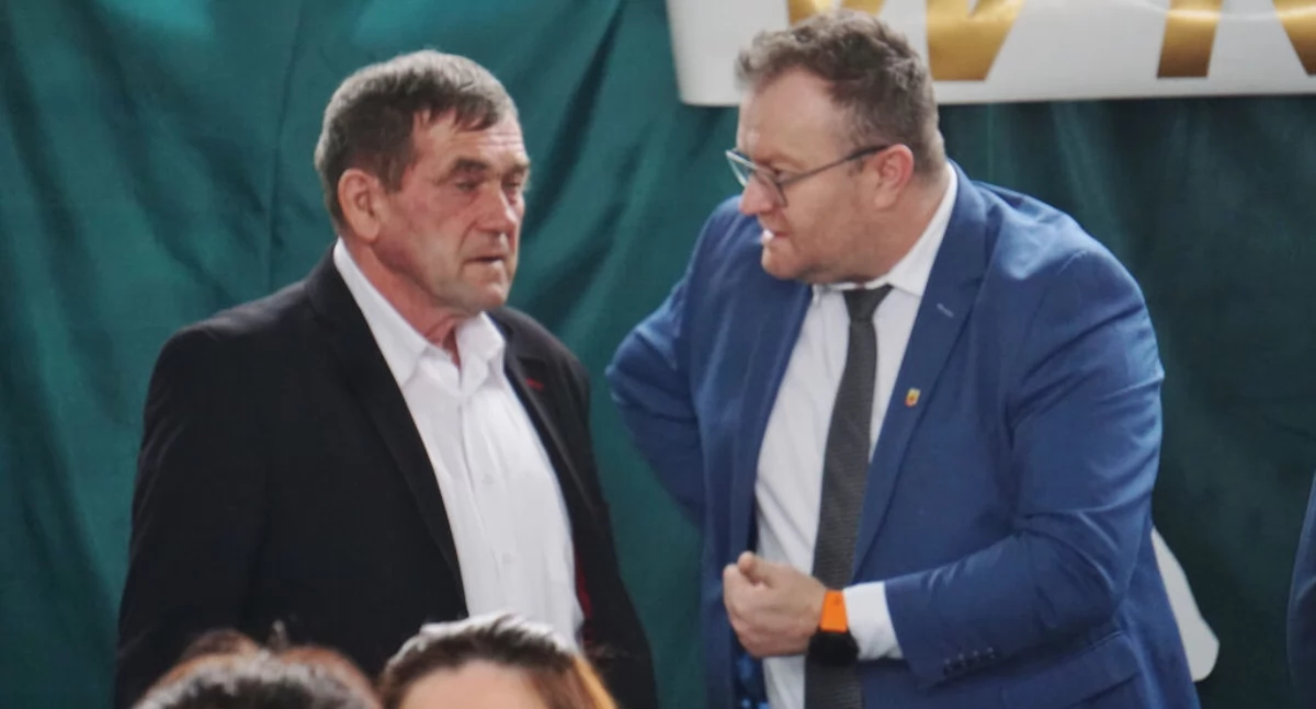 Starosta Tomasz Krzesiński rozmawia z radnym Rafałem Żuchowskim   fot. Marek Holak
