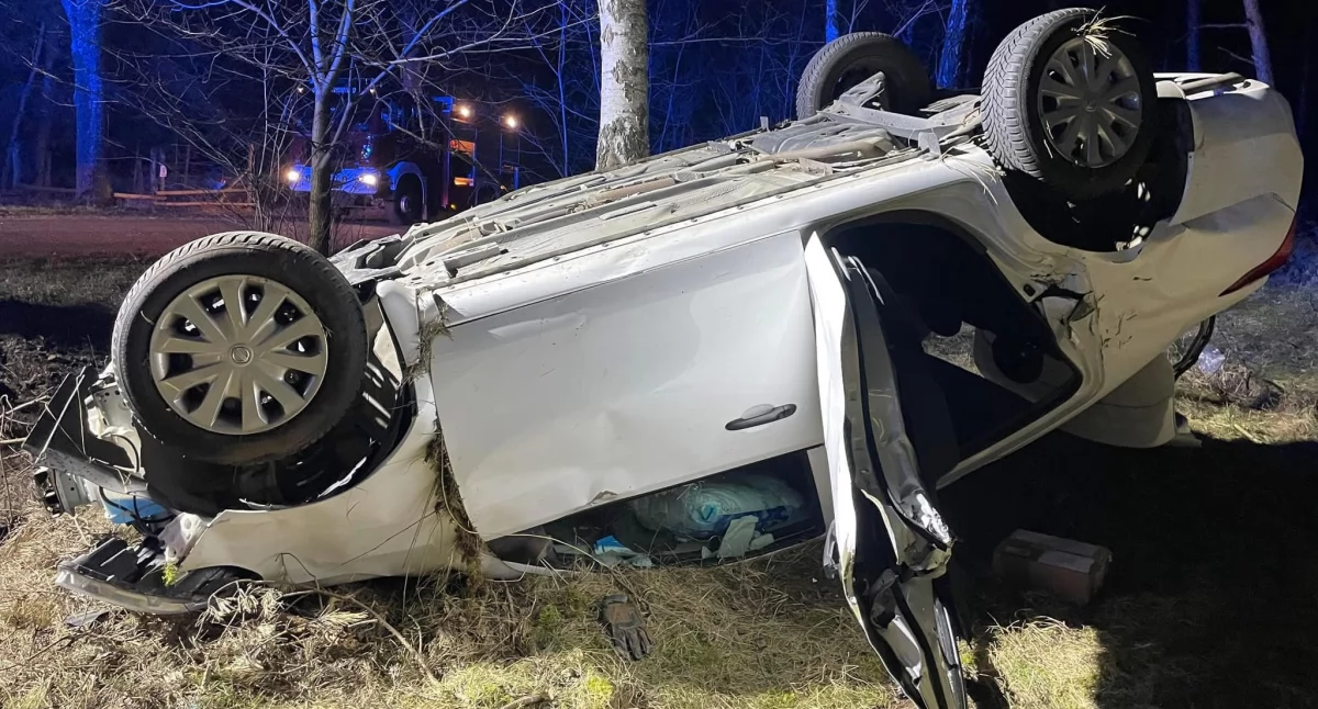 Samochód osobowy wypadł z drogi i dachował w leśnych zaroślach fot. OSP Słowikowo