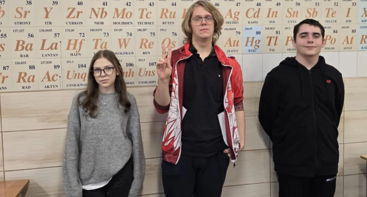 Kajetan Zarecki (w środku) został finalistą konkursu wiedzy z chemii. W eliminacjach uczestniczyli też Mateusz Kluzek i Maja Strzerzyńska fot. nadesłane