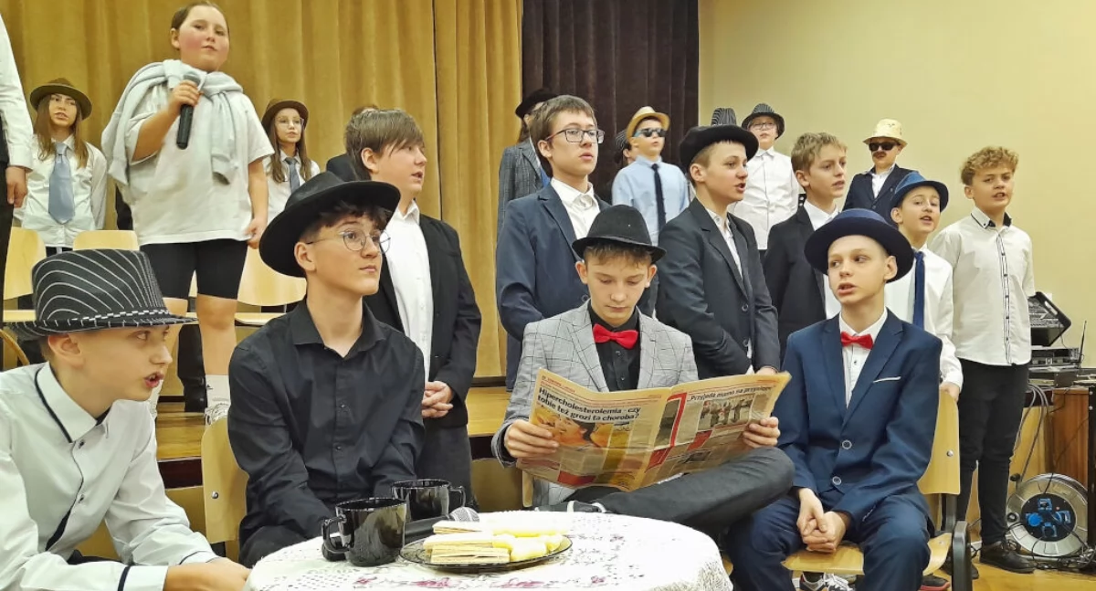 Dla nauczycieli-seniorów wystąpiło kółko teatralne działające przy SP 2 w Trzemesznie   fot. Paulina Kwiatkowska