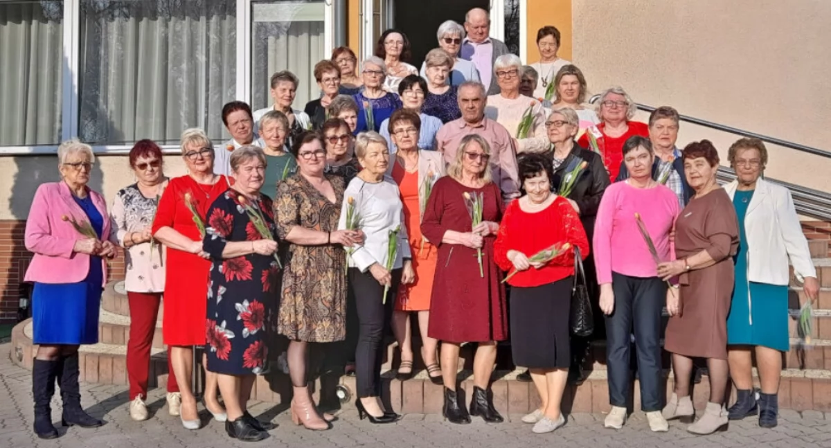 Stowarzyszenie, koła, fundacje, Trzemeszeński Promyk także wiosenne tulipany życzenia serca (zdjęcia) - zdjęcie, fotografia