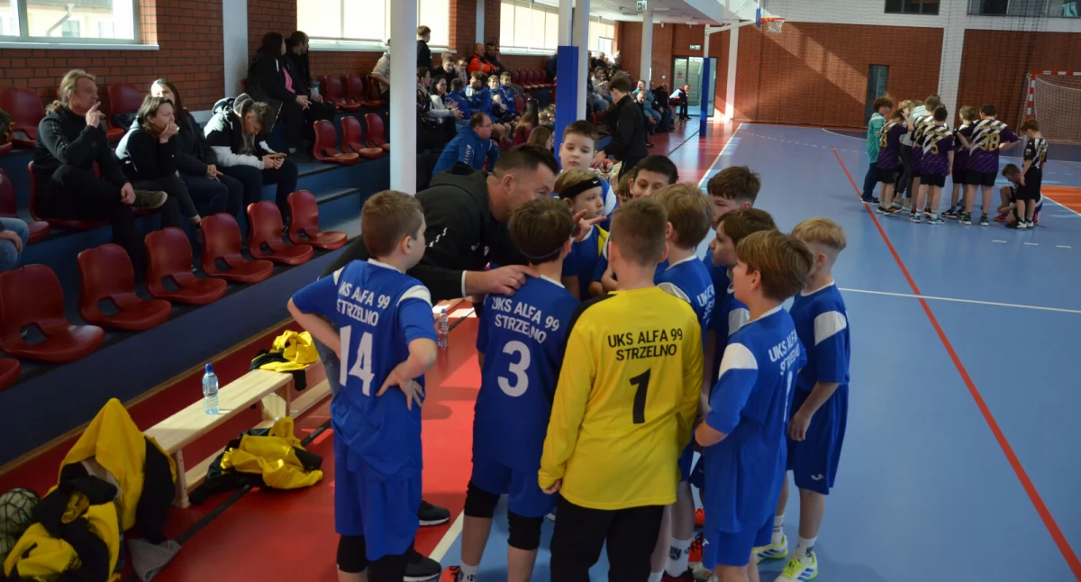 Wskazówek swoim podopiecznym udziela trener Krystian Wikaryczak fot. Ewa Matusiak