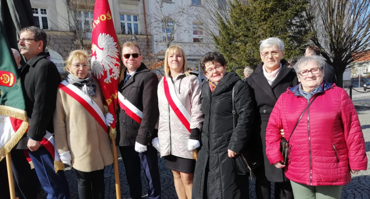Poczet sztandarowy Stowarzyszenia Sołtysów Województwa Wielkopolskiego w Trzemesznie przy pomniku Jana Pawła II w Kaliszu fot. nadesłane
