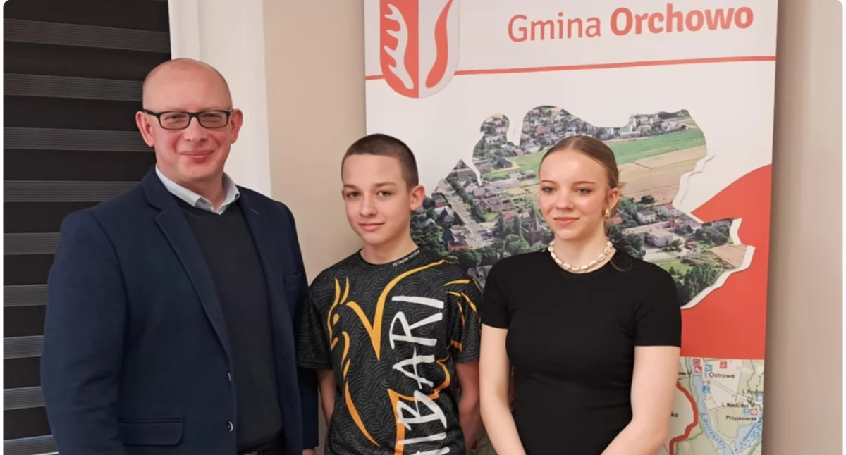Wójt Grzegorz Matkowski z nagrodzonymi stypendiami Gabrielą Rybarczyk i Pawłem Zielaznym fot. nadesłane