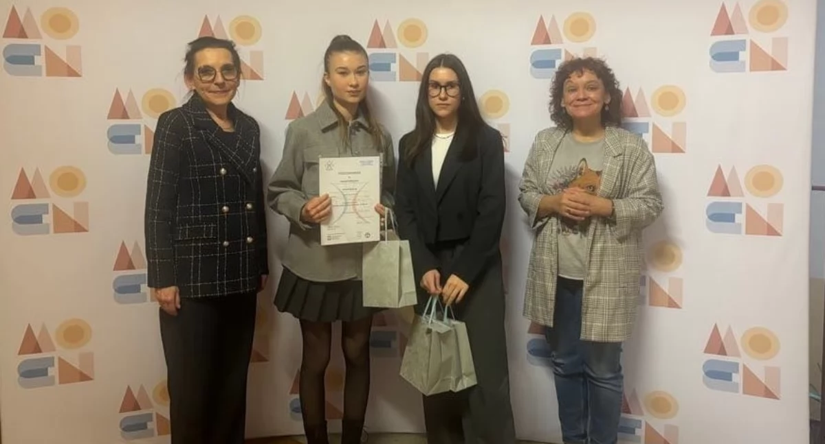 Natalia Wojtasik i Karolina Śmigielska (w środku) powalczą o tytuł laureata Olimpiady Wiedzy o Rodzinie fot. nadesłane