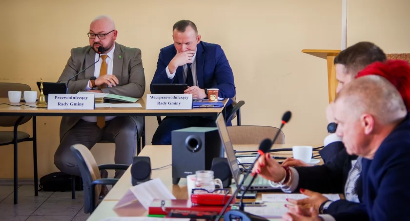 Przewodniczący Mariusz Samulski głosował za przystąpieniem gminy do sporządzenia planu zagospodarowania. Jego zastępca Łukasz Kotlarek złożył wniosek o wykreślenie tego punktu z obrad.   fot. Sebastian Lachowicz