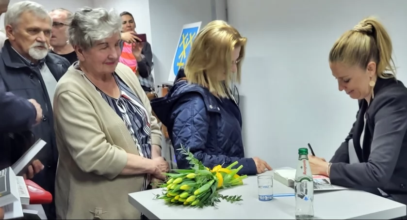 Na zakończenie spotkania Magdalena Wolińska-Riedi składała autografy   fot. Paulina Kwiatkowska