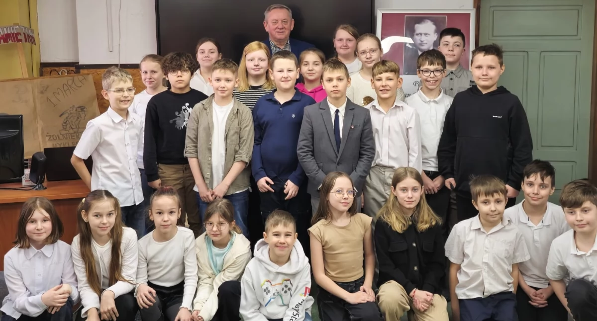 Członkowie Klubu z regionalistą Marianem Przybylskim fot. nadesłane 