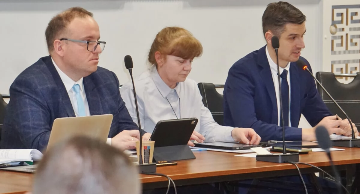 Od lewej: sekretarz gminy Mogilno Błażej Kozłowski, skarbnik Emilia Gałęzewska i wiceburmistrz Marcin Łączny   fot. Marek Holak