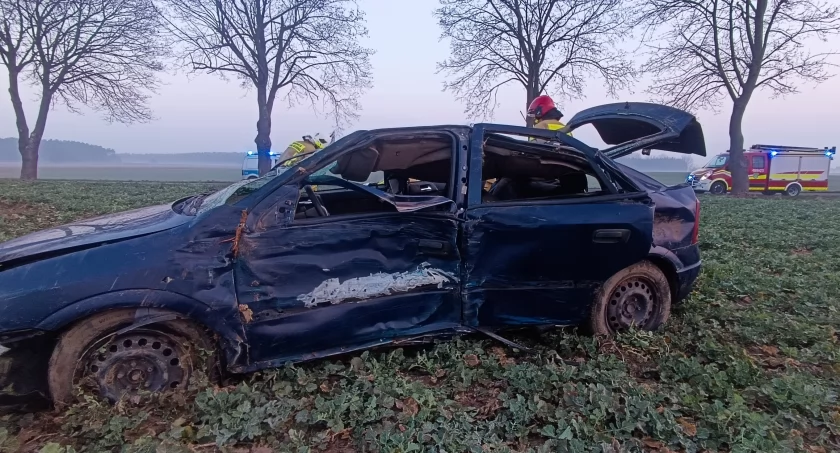 Opel astra dachował na polu   fot. Sebastian Lachowicz