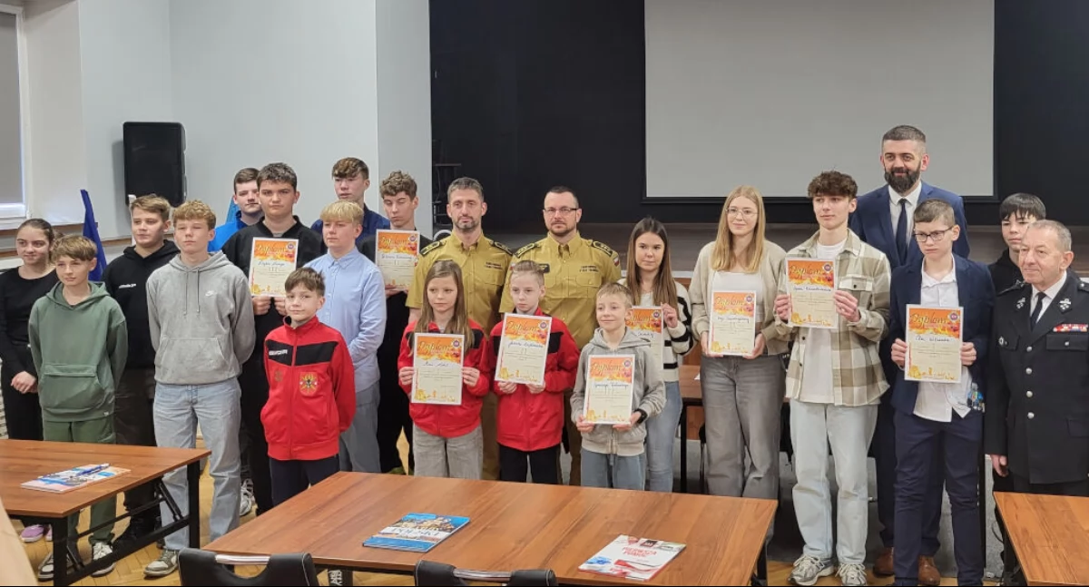 Uczestnicy konkursu z burmistrzem Karolem Nawrotem i komisją konkursową   fot. Mirosław Leszczyński