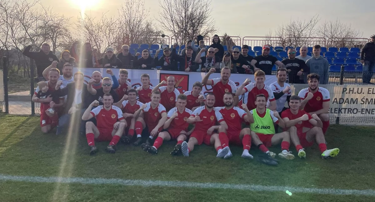 Zwycięska drużyna KS Noteć Gębice z wiernymi kibicami po sobotnim meczu fot. nadesłane