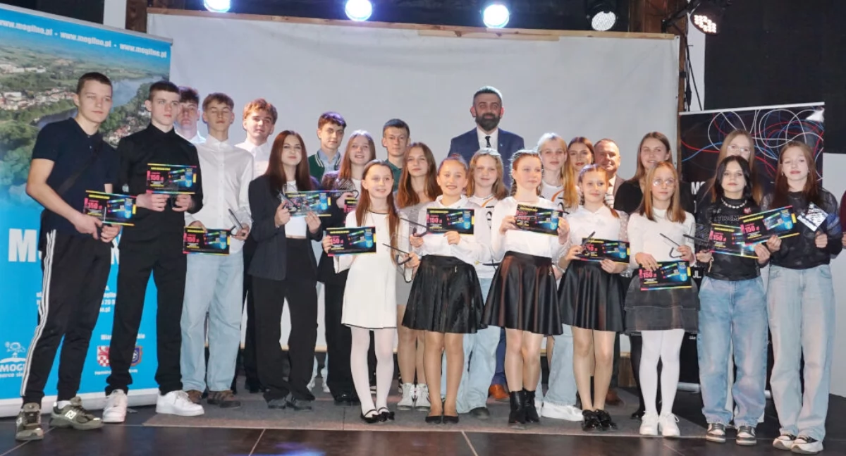 Wyróżnieni sportowcy razem z burmistrzem Karolem Nawrotem i przewodniczącym Rady Miejskiej Pawłem Molendą   fot. Marek Holak