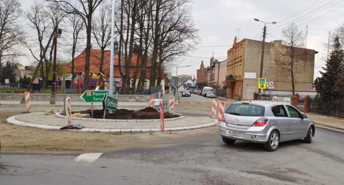 Budowa skrzyżowania o ruchu okrężnym (rondo) o średnicy wyspy 7 metrów ma upłynnić ruch, zapewnić kierującym lepszą widoczność oraz podnieść poziom bezpieczeństwa uczestników ruchu fot. Magdalena Lachowicz
